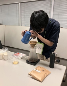 コナブレンドコーヒーを淹れる様子