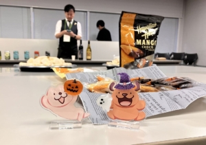 おちょねことぼけんのパネルとお菓子